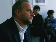 Notre journaliste Gildas Le Gac s’est rendu à Paris sur le tournage du premier long métrage de Félix Moati intitulé 2 fils. Une comédie dramatique emmenée par Benoît Poelvoorde et Vincent Lacoste, qui se retrouvent peu de temps après Saint Amour.