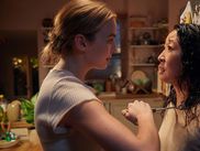 Killing Eve revient pour une saison 2, la nuit du vendredi 5 au samedi 6 avril dès 3H du matin, en simultané avec la diff US.
Toujours avec Sandra Oh et Jodie Comer à l’écran. On en sait peu sur la saison à venir, mais les actrices et productrices de la série nous en disent plus sur ce qui nous attend.