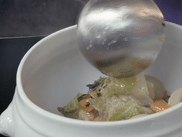 Dans scotch cuisine extra forte, découvrez comment réaliser une soupe paysanne incroyable à base de talon de jambon et d'os à moelle accompagnée de croutons et d'une sauce pesto maison !