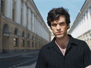 Visage incontournable du cinéma français il est nommé pour la 6e fois aux César avec Nos batailles. Découvrez le portrait de Romain Duris en attendant la diffusion des César le 22 février en clair, en direct et en exclusivité sur Canal+ et myCANAL.