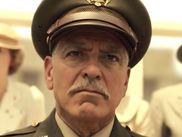 CATCH-22, la série adaptée du roman éponyme de Joseph Heller, produite et co-réalisée par George Clooney, se dévoile avec une première bande annonce très alléchante.