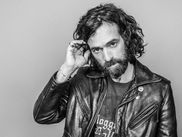 Pour le personnage qu'incarne Romain Duris, bientôt en série sur CANAL+, on entre dans le rock comme dans une chapelle, et il devient un mode de vie pour toujours…