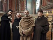 Le Nom de la rose, sur OCS ( avec myCANAL) depuis le 5 mars, c’est l'incroyable adaptation du roman fleuve éponyme d’Umberto Eco. Une revisite réussie du thriller médiéval le plus connu du monde. Voici tout ce qu’il faut savoir sur la mini-série.