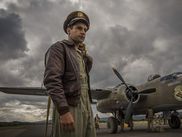 George Clooney fait son grand retour sur le petit écran avec une nouvelle série, Catch-22, signée de sa main. Voici quelques éléments qui nous mettent déjà l'eau à la bouche.