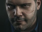 La saison 4 de Gomorra, disponible sur myCANAL, a commencé par la volonté de Gennaro d’honorer sa parole envers Ciro qui s’est sacrifié pour qu’il puisse offrir une meilleure vie à sa femme et son fils. Mais l’héritier des Savastano peut-il vraiment changer son image et sa vie ?