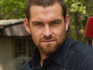 Les quatre saisons de Banshee se trouvent actuellement sur OCS, disponible sur myCANAL. Et si cela ne suffit pas de vous convaincre de regarder la série, voici 5 bonnes raisons de vous plonger dedans sans hésiter.