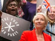 Years and Years est la nouvelle série événement qui va vous hanter sur myCANAL dès le 15 mai. Entre dystopie et sujets d'actualité, vous serez captivés par le destin de cette famille de Manchester qui voit son destin basculer, le temps d'une seule nuit.