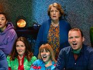 Years and Years est très certainement la série la plus actuelle et impactante du moment. Russell T Davies y réussit un incroyable tour de force. Voici 5 bonnes raisons de ne surtout pas la louper sur CANAL+.