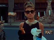 Bienvenue à Big Apple ! La mégalopole américaine a servi de décor à de nombreuses histoires de cinéma et n’a eu de cesse d’inspirer les plus grands réalisateurs. Alors pour les vacances, du 02 au 30 juillet, Paramount Channel a décidé de vous emmener à New York et ce toujours en excellente compagnie. Audrey Hepburn, Robert De Niro, Meryl Streep ou John Travolta, pouvait-on rêver meilleurs guides pour découvrir cette ville mythique ?