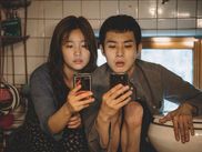 Avec plus de 376 000 entrées pour sa première semaine sur les écrans, Parasite a non seulement conquis les spectateurs français mais également les exploitants de salles de cinéma, puisque 307 copies du films sont actuellement diffusées dans les salles, au lieu de 179 la première semaine. La preuve que le bouche à oreille fonctionne. D'ailleurs, Parasite pourrait bien devenir le premier film coréen à dépasser la barre symbolique du million d'entrées en France. Alors, on hésite encore à aller voir la Palme d'or ? Pour se décider, il y a l'embarras du choix : l'inhabituelle unanimité des critiques du Cercle, le pitch du film par le réalisateur en personne, ou encore la réaction euphorique du public lors de sa première projection cannoise. Plus d'excuse !