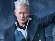 Johnny Depp est un habitué des univers homériques. Que cela soit avec Tim Burton ou dans Les Animaux fantastiques : Les Crimes de Grindewald, Depp habite ces univers en opérant à chaque fois des transformations physiques dignes de ce nom. Petit retour sur le monde baroque de l'acteur et sur ses folles métamorphoses.