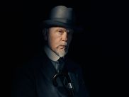 Difficile à imaginer mais oui, John Malkovich sera bien le plus célèbre des détectives, bientôt sur C8 et myCANAL. Dans cette série, le célébrissime homme à moustache devra mener l’enquête sur de curieuses menaces à son encontre… Présentation.