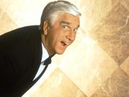 Du 07/09 au 05/10 la chaîne PARAMOUNT CHANNEL dégaine une programmation spéciale dédiée aux rois de la parodie et au trio légendaire composé des réalisateurs et scénaristes Jim Abrahams, David et Jerry Zucker. Humour potache, non-sens hilarant et répliques cultes avec la présence inimitable de leur star Leslie Nielsen, vous allez adorer vous replonger dans l’univers loufoque des ZAZ ! Alors attachez vos ceintures, on cherche encore s’il y a un pilote dans l’avion…