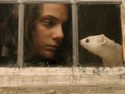 Les romans de Philip Pullman, His Dark Materials: A la croisée des mondes, suivent les aventures de Lyra, une jeune anglaise qui évolue dans un monde alternatif et ils vont bientôt prendre vie en version série sur OCS, disponible sur CANAL+. Focus sur cette adaptation événement.