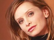 Ally McBeal, série culte de la fin des années 90, est disponible dans son intégralité sur Fox Play, disponible avec CANAL+. Pour fêter ça, et ne surtout pas passer à côté du show emblématique porté par Calista Flochart, on vous donne 5 bonnes raisons de vous (re)plonger dedans !