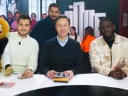 Ce lundi 2 décembre, Mouloud Achour accueillait Stéphane Bern, Jeff Panacloc et Dinos sur le plateau de Clique. L’occasion de parler Histoire et patrimoine dans un premier temps avec l’animateur, puis d’évoquer les enfances de Jeff Panacloc, qui cartonne avec son spectacle Contre Attaque, et de celle de Dinos, qui vient de sortir Taciturne, son deuxième album dans lequel il se dévoile sans concession.