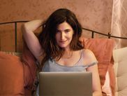 Mrs Fletcher est notre petite découverte du mois de novembre. Diffusée sur OCS, disponible avec CANAL+, la série portée par Kathryn Hahn est un bonbon que l’on déguste avec la sensation de transgresser quelques pseudos interdits : la série met en avant de nombreux tabous qu’elle piétine sans vergogne. La preuve par 5.