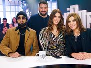 Ce jeudi 21 novembre, c’était la première de beaucoup d’invités dans Clique. Mouloud Achour a d’abord reçu Carine Roitfeld, figure incontournable de la mode, pour sa ligne de parfums 7 Lovers. Est ensuite arrivée Iris Mittenaere, Miss France et Miss Univers, à l’occasion de la sortie de son livre “Toujours y croire” (éd. Harpercollins) en livre de poche. Enfin, le rappeur Niro nous a fait l’honneur de venir sur le plateau, notamment pour un live du titre “En Double Appel” en exclusivité.