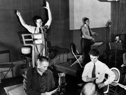 Avant de binger la nouvelle Création Originale La Guerre des mondes (déjà disponible sur myCANAL), souvenons-nous qu’en 1938, les Américains ont été terrifiés par une adaptation radiophonique d’Orson Welles. À moins que…