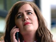 Cette série body-positive et son héroïne particulièrement inspirante ne vous laisseront pas indifférents.
Inspirée du livre "Shrill : Notes from a Loud Woman" de Lindy West, la série Shrill raconte le quotidien d’Annie (Aidy Bryant), une jeune femme en surpoids qui décide de changer sa vie - mais pas son corps. Elle qui tente de se faire sa place en tant que journaliste doit jongler entre un patron tyrannique, des parents agaçants et des petits amis minables. Après avoir passé des années à se rabaisser et se dévaloriser, Annie reprend le contrôle de son destin.