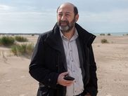 Dans Baron noir, à retrouver dès maintenant sur CANAL+, Philippe Rickwaert, est loin d’être un énarque. Il incarne la débrouillardise, l'animal politique issu de la base. Et c’est très bien comme ça.