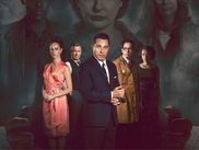 Des années encore après sa disparition, l’oeuvre d’Agatha Christie continue de fasciner et passionner les amateurs d’enquêtes policières et de mystères. Après le succès de Témoin Indésirable, une nouvelle minisérie inspirée d’un roman de la célèbre autrice voit le jour. Voici 3 bonnes raisons de regarder Le Cheval pâle.