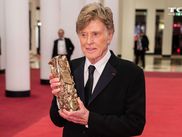 En Mai la star du mois sur TCM Cinéma c’est l'immense Robert Redford ! On ne présente plus l'acteur et réalisateur dont le talent et la belle gueule ont conquis tout Hollywood, avant d'en faire un visage incontournable du cinéma indépendant. Un engagement dans le cinéma indépendant qu'il poursuit en créant l'avant-gardiste et prestigieux Festival de Sundance. Une chose est sûre, on va profiter de chaque Vendredi pour se replonger avec délice dans sa filmographie aussi riche qu’irréprochable. Talent, classe et glamour, pouvait-on rêver de passer ce mois de mai en meilleure compagnie ?
