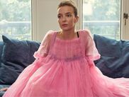 Killing Eve est un petit bijou (et un ovni) dans le monde du thriller. De Phoebe Waller-Bridge, sa créatrice, à l’intrigue et le ton, en passant par Sandra Oh et Jodie Comer, ses deux actrices phares, la série passionne. Sa force ? Des personnages finement écrits. La preuve en est avec Villanelle, notre tueuse à gages préférée.