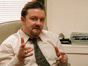 Près de vingt ans après sa création, la série de Ricky Gervais et Stephen Merchant reste un monument culte et indémodable de l’humour malaisant.