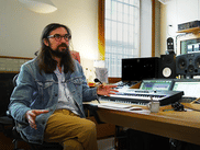 À sa manière, Rob (Robin Coudert) est lui aussi un homme de l'ombre : depuis 5 saisons, il est l'agent secret derrière toutes les musiques du "Bureau des Légendes". Les aventures de Malotru étant arrivées à leur terme, il nous a ouvert les portes de son studio pour revenir sur cette genèse folle avec, in fine, des centaines de musiques composées pour illustrer discrètement le travail de la DGSE. C'est parti pour l'ouverture des dossiers classés secret défense.