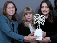 Ça y est, la troisième édition de CANNESERIES a remballé son tapis rose, hier soir, après une cérémonie de clôture qui a vu Partisan repartir avec le prestigieux trophée de la Meilleure Série. Focus sur ce drame suédois qui a séduit le jury du festival.
