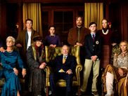 On parle de « films cluedo » (ou « whodunit ») pour désigner ces polars à énigmes dont l'enjeu consiste à trouver le meurtrier au milieu d'une galerie de suspects. À COUTEAUX TIRÉS fait partie du genre, d'autant plus qu'il s'agit d'une adaptation directe du jeu Cluedo. C'est l'occasion pour nous de voir de plus près quels sont les liens entre le cinéma et les jeux de société.