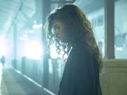 Alors que la saison 2 attendue cette année a été reportée en raison de la crise sanitaire, HBO a trouvé le moyen de faire plaisir aux fans d’Euphoria en programmant deux épisodes spéciaux ce mois-ci. Le premier est arrivé en avance vendredi 4 décembre sur OCS. En attendant le second dont la date de diffusion n'est pas encore connue, voici ce qu’il faut savoir sur la suite des aventures de Rue.
