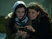 Avec This Way Up, série aussi touchante qu'hilarante, la créatrice et actrice principale Aisling Bea met en lumière au travers de son personnage, un sujet peu abordé à l'écran, celui de la santé mentale. Interview croisée avec Sharon Horgan, actrice et productrice de la série.
