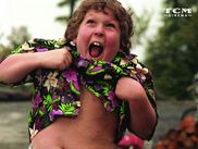 Sorti en 1985, LES GOONIES continue de passer sans problème l’épreuve du temps. Si le film de Richard Donner fonctionne toujours aussi bien, c’est parce qu’il réveille des sentiments universels liés à l’enfance, tout en offrant un spectacle total reposant sur un véritable sens de l’artisanat.