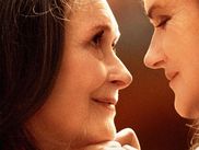 Dans Deux, nommé aux Lumières 2021 dans plusieurs catégories dont celui de meilleur film, Filippo Meneghetti nous raconte une histoire d'amour secrète et magnifique : celle de Nina et Madeleine, deux sexagénaires qui ne sont que voisines de pallier aux yeux du monde, mais qui en fait, s'aiment d'un amour fou. Personne ne le sait, jusqu'à ce que Madeleine tombe malade. S'installe alors un retournement de situation par rapport au traitement de l'homosexualité qu'on voit habituellement : c'est la fille (géniale Léa Drucker) qui rejette sa mère. Jusqu'à laisser mourir sa mère ?