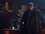 La nouvelle série française en dix épisodes de Netflix est attendue au tournant, car elle adapte un mythe de la littérature populaire française : le célèbre voleur Arsène Lupin, déjà porté de nombreuses fois au cinéma. Cette fois, c’est à Omar Sy que revient la lourde tâche d’incarner cette nouvelle version, mais sans interpréter Lupin lui-même.