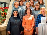 Dans le cadre du Film Good Festival, CANAL+ diffuse LA BONNE ÉPOUSE, une comédie féministe de Martin Provost servie par un trio d’actrices impériales. Le long-métrage est une plongée savoureuse dans une école ménagère dirigée d’une main de fer par Juliette Binoche, sur le point d’être chamboulée par les événements libérateurs de Mai 68.