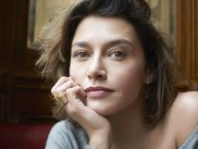Emma de Caunes a réalisé Neuf Meufs (disponible sur CANAL+), une Création Décalée mettant en scène le désir féminin sous toutes ses formes avec Aïssa Maïga, Philippe Katerine, François Berléand, Mademoiselle Agnès…