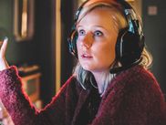 Après avoir été représentés de façon condescendante et péjorative pendant des décennies, les jeux vidéo voient leur image évoluer dans les séries aussi. Venue de Grande-Bretagne, Dead Pixels est l’une des premières à vraiment les aborder avec amour et humour, mais sans abuser des clichés. Et c’est tout sauf un hasard.