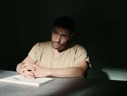 Et si 2021 était l’année de Tahar Rahim ? Il est définitivement en train de se passer un truc à Hollywood, autour de la performance phénoménale du jeune acteur français dans le long métrage DÉSIGNÉ COUPABLE.