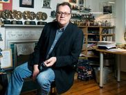 Scénariste et producteur multirécompensé aux BAFTA, Russell T Davies est de retour avec une mini-série suivant l’histoire d’un groupe d’amis à travers les années 80. Avec It’s A Sin, il met en lumière un sujet peu abordé à l’écran : l’histoire du sida en Grande-Bretagne.