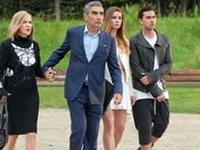 Disponible pour la première fois en France sur CANAL+, la série canadienne qui a fait une razzia historique aux derniers Emmy Awards constitue le remède idéal pour oublier la période actuelle. Alors si vous voulez rire à vous en tenir les côtes et que vous ne diriez pas non à un cocon rassurant, rejoignez-nous à Schitt’s Creek, on vous promet que vous ne le regretterez pas.