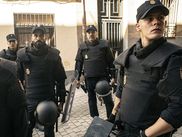 Attention, matière explosive ! Cette série espagnole, réalisée par Rodrigo Sorogoyen, a fait sensation mais aussi débat de l’autre côté des Pyrénées, car elle traite d'un sujet d’actualité très rarement abordé par la fiction : les bavures policières. Servie par une mise en scène très immersive, Antidisturbios est à conseiller à tout le monde, sauf aux âmes sensibles, et est maintenant disponible sur CANAL+