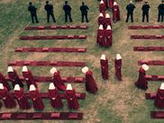 Depuis son apparition en 2017, l’adaptation du roman de Margaret Atwood est l’une des séries les plus discutées au monde. Si le contexte politique des États-Unis y est pour beaucoup, The Handmaid’s Tale a abordé au fil des saisons une multitude de thématiques d’actualité via des scènes souvent très violentes. Au moment où la saison 4 fait ses débuts sur OCS, voici comment la série a illustré les menaces qui pèsent sur la démocratie américaine et sur nos sociétés en général.