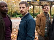 Créée par l’auteur britannique Patrick Gale, Man in an Orange Shirt propose un drame romantique composé de deux épisodes pleins d’émotion. Deux histoires d’amour séparées par les années, mais reliées par une passion dévorante et de nombreux points communs… Focus sur cette mini-série anglaise, à dévorer au plus vite.