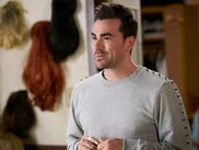 Son visage est un incontournable parmi les meilleurs GIFs et mèmes utilisés sur les réseaux sociaux. Mais avant d’être une star du web, le Canadien Dan Levy a surtout éclaboussé de son talent comique Schitt’s Creek, la série phénomène dont il est le cocréateur. Portrait d’une personnalité incontournable de la télévision nord-américaine.