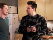 Dans les séries et a fortiori les sitcoms, les personnages LGBTQ+ sont rarement à la fête. Quand ils ne sont pas totalement absents de l’écran, ils ont parfois droit à des arcs narratifs tragiques et sont souvent écrits d’une manière qui entretient des clichés sur l’homosexualité. Heureusement, entre 2015 et 2020, Schitt’s Creek a montré de façon éclatante qu’il pouvait en être autrement.