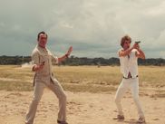 Après les 60’s et les 70’s, notre bon vieux Hubert Bonisseur de La Bath est de retour. Nicolas Bedos reprend le flambeau de Michel Hazanavicius pour nous offrir la suite des aventures de l’espion OSS 117 dans ALERTE ROUGE EN AFRIQUE NOIRE. Mais cette fois ci, cette légende sera accompagnée de la toute nouvelle recrue : OSS 1001, incarné par Pierre Niney.