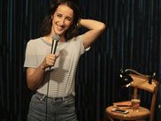 À seulement 30 ans, son nom est en train de devenir incontournable. Après les comedy clubs, un spectacle décapant, une chronique sur France Inter, et avant plusieurs rôles au cinéma, Agnès Hurstel lance sa première série sur OCS le 2 septembre. Sélectionnée au festival Séries Mania de Lille, Jeune et Golri fait souffler un vent de liberté et fraîcheur sur la fiction française.